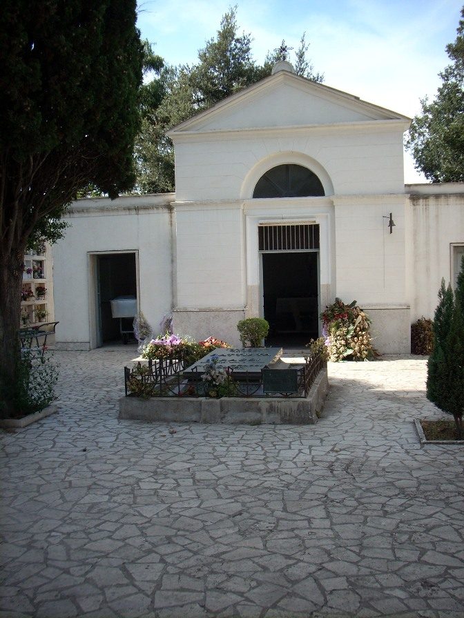 Giovanni Battista Grassi's tomb, Fiumicino, Rome - 04.JPG